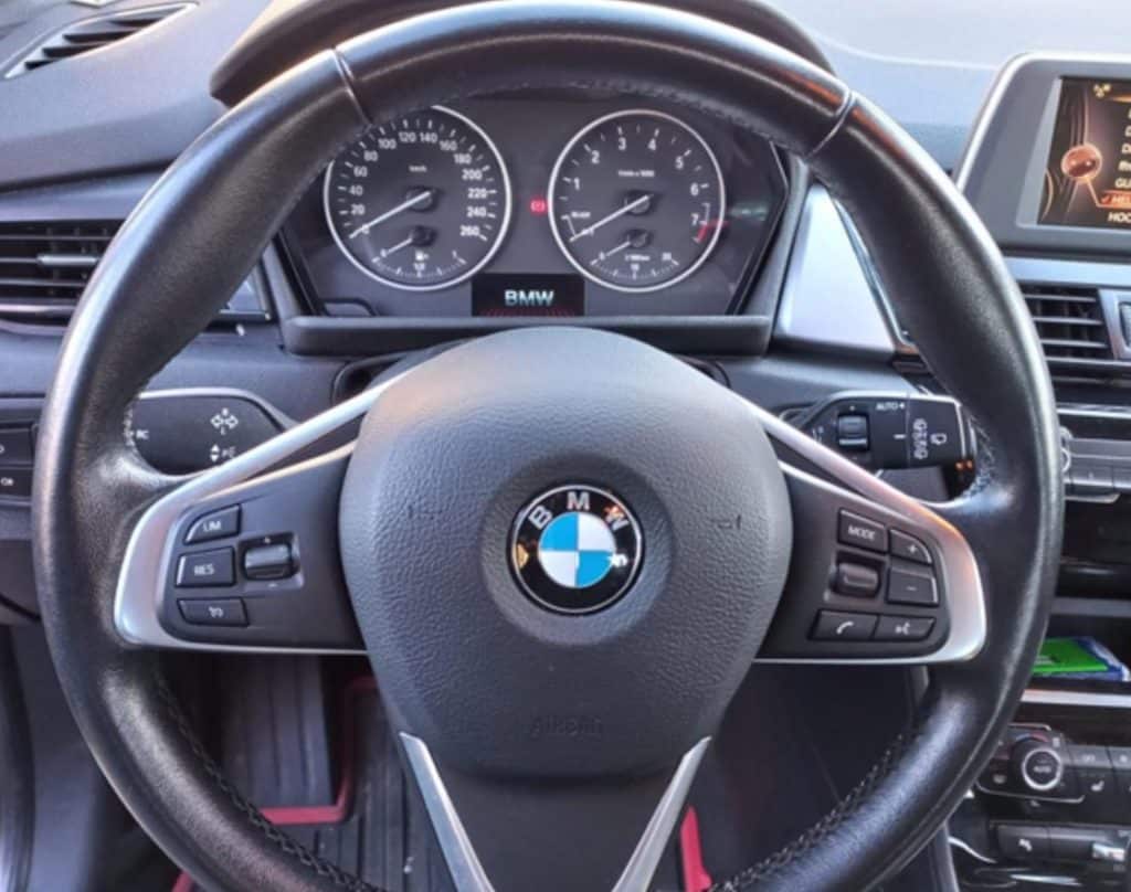 DIfetto volante multifunzione della BMW Serie 2 Active Tourer.jpg