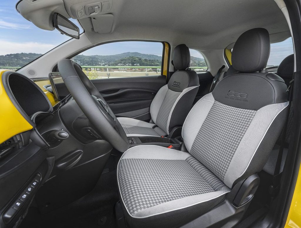 Fiat 500 ibrida Torino interni.jpg