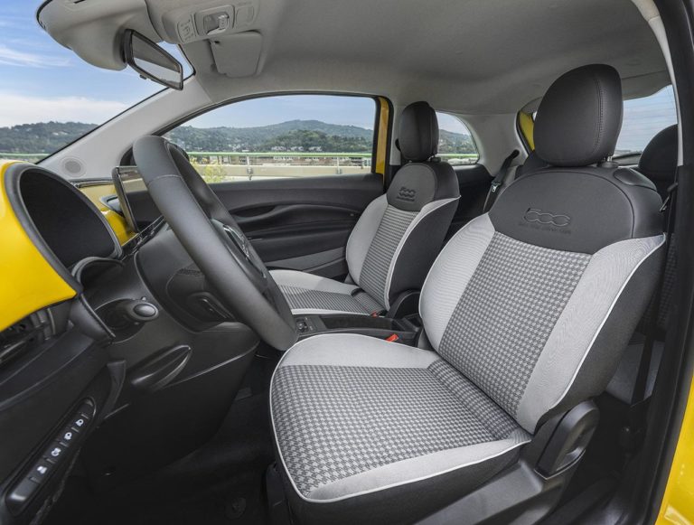 Fiat 500 ibrida Torino interni.jpg