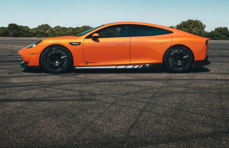 Record giro del mondo in elettrico Michelin e Mercedes AMG.jpg