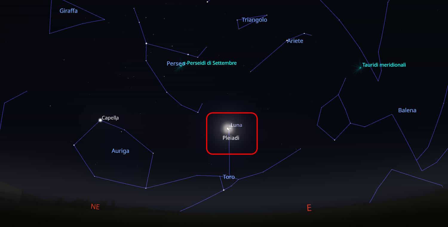 luna immersa nelle pleiadi
