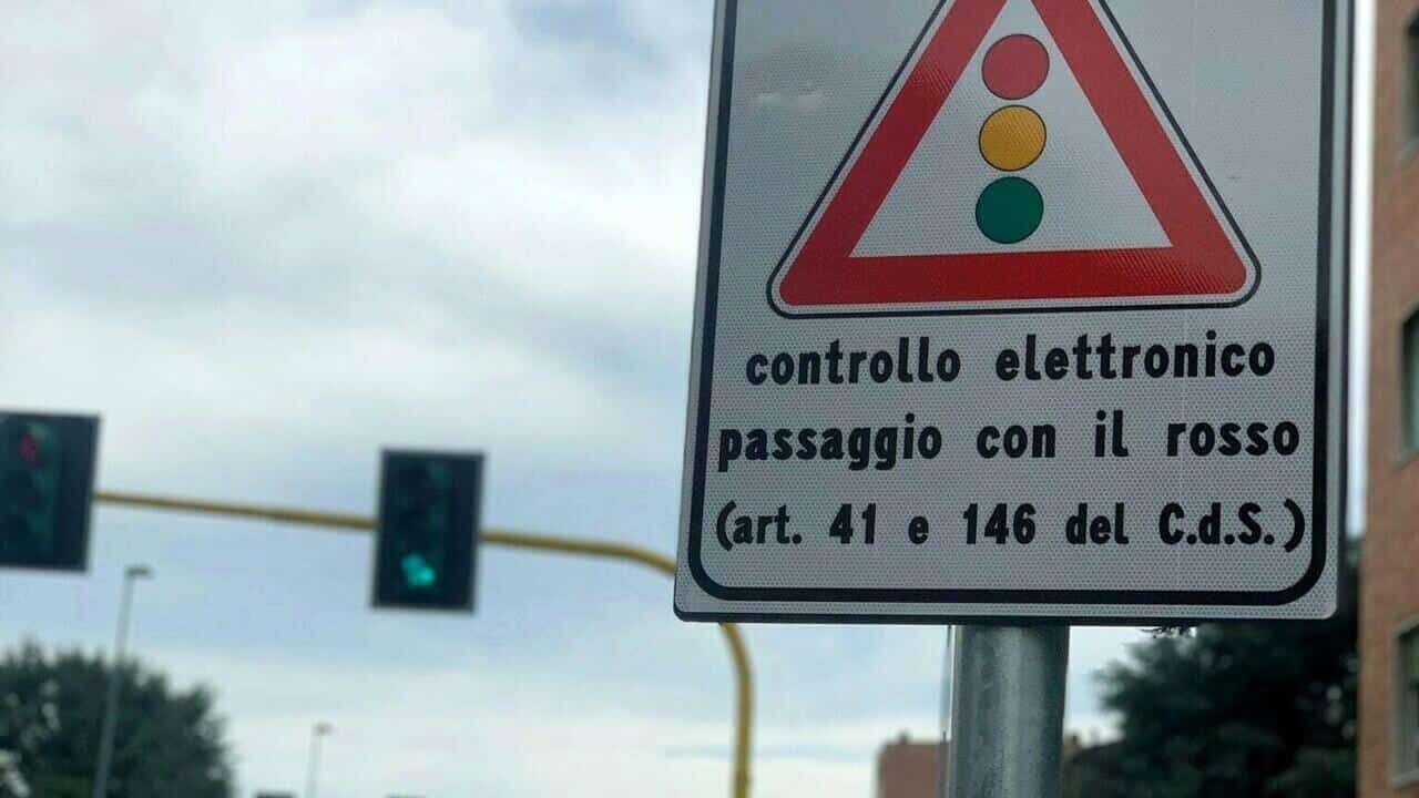 Roma: nuovi autovelox fissi da settembre 2025, ecco dove 1 semaforo t red.jpg