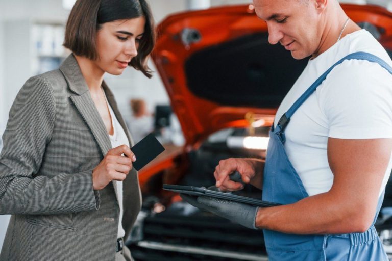 Cliente con meccanico in officina IAM per la manutenzione e riparazione dellauto e1746000774412.jpg