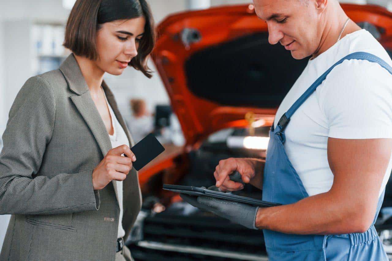Cliente con meccanico in officina IAM per la manutenzione e riparazione dellauto e1746000774412.jpg