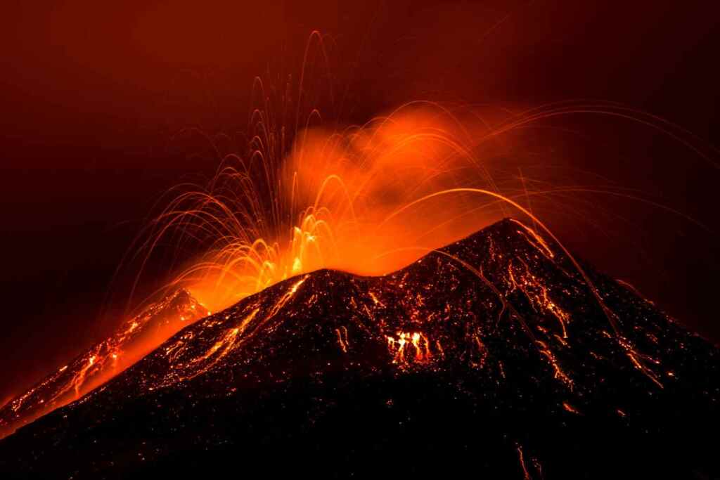 Fontane di lava dall’Etna, il vulcano in eruzione dà spettacolo (e anche Stromboli è in attività) 1 Etna