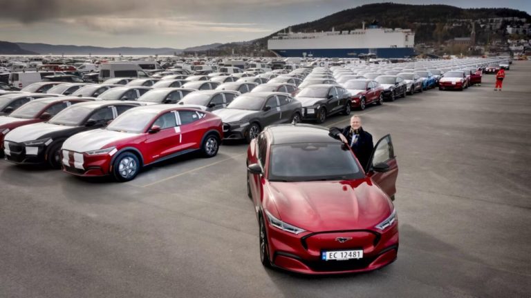 Incentivi auto 2025: i modelli da comprare con i prezzi già scontati 7 Ford Mustang Mach e pronte per essere imbarcate e spedite alle concessionarie e1760700369858.jpg