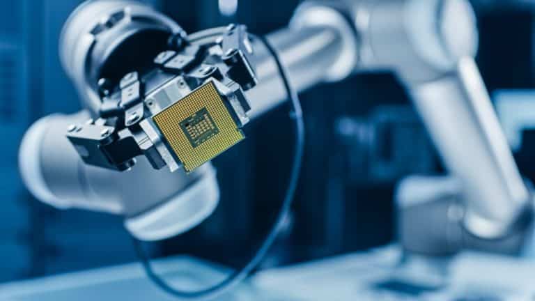 Foto2 Robot per la produzione di microprocessori scaled e1761562833278.jpg