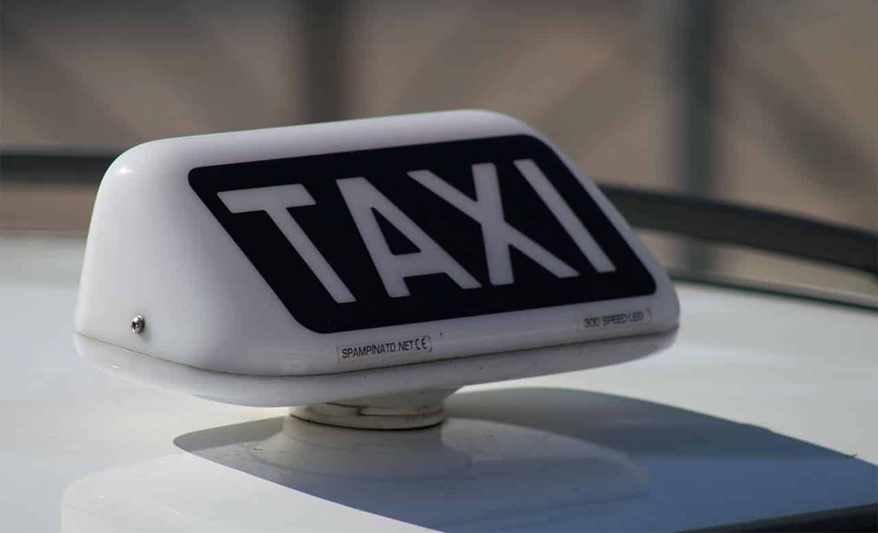 Sciopero 23 ottobre 2025: taxi di Napoli fermi per 13 ore 1 Insegna taxi.jpg