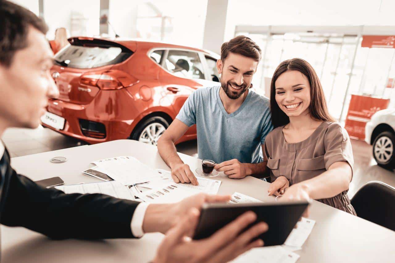 Incentivi auto 2025: tutte le elettriche che NON puoi comprare 1 Venditore auto in concessionaria e1742461406182.jpg