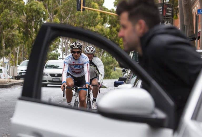 cyclists dooring aprire lo sportello auto Uber 1.jpg