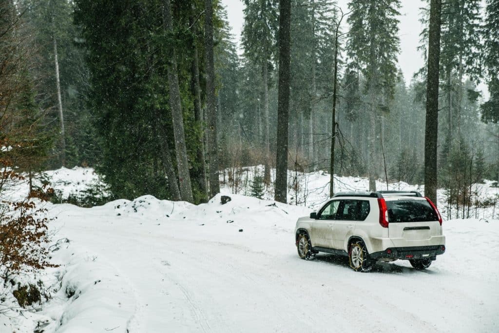 Auto fuoristrada con catene da neve.jpg