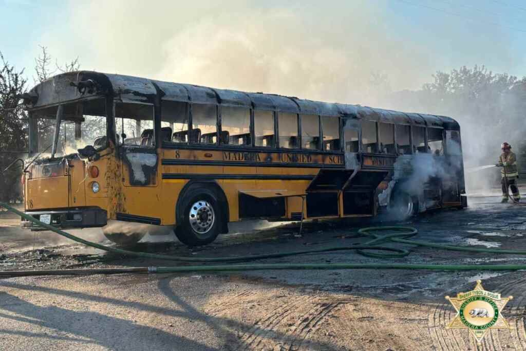 Braccianti eroi salvano 20 bambini da uno scuolabus in fiamme e vengono premiati per il loro spirito di comunità 2 Bus in fiamme