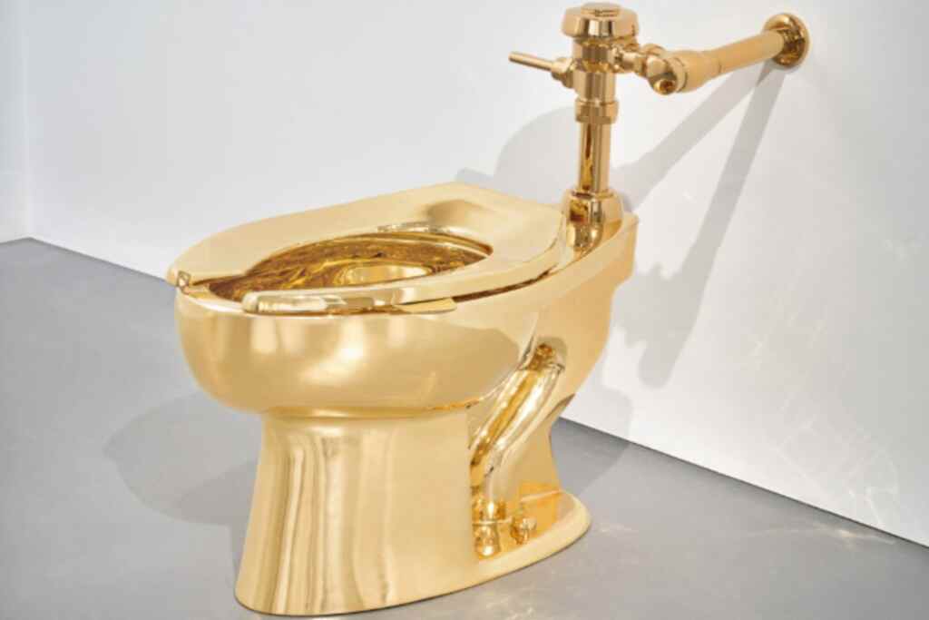 Il water d’oro di Cattelan è stato venduto all’asta per oltre 12 milioni di dollari (ma per tanti la cifra è “deludente”) 2 Cattelan water d'oro