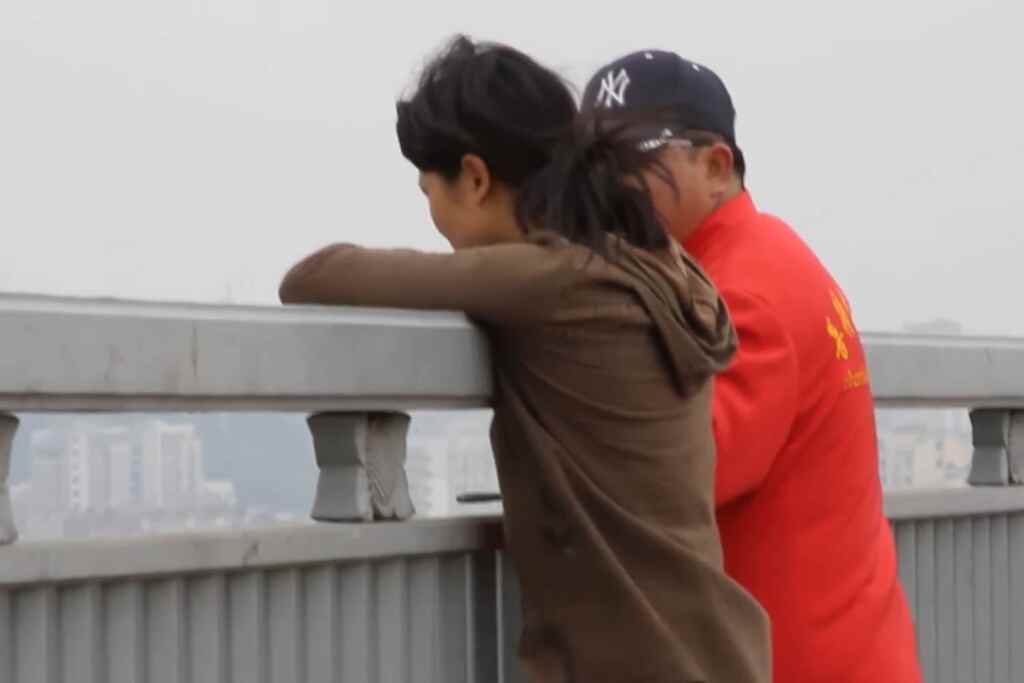 L’angelo del ponte di Nanchino: quest’uomo gentile ha salvato centinaia di persone dal suicidio in Giappone 2 Chen Si