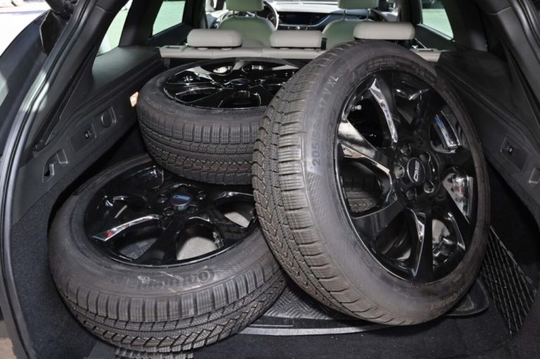 Come trasportare le gomme in auto nel bagagliaio scaled e1746721075548.jpg