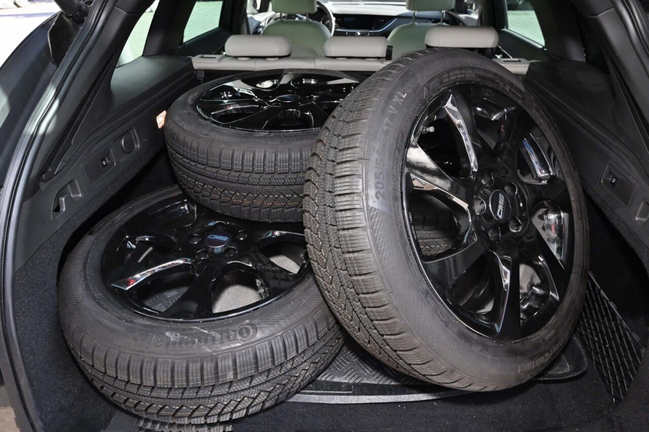 Come trasportare le gomme in auto nel bagagliaio scaled e1746721075548.jpg