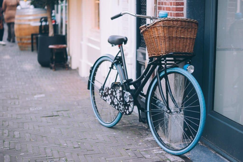 bici sul marciapiede.jpg