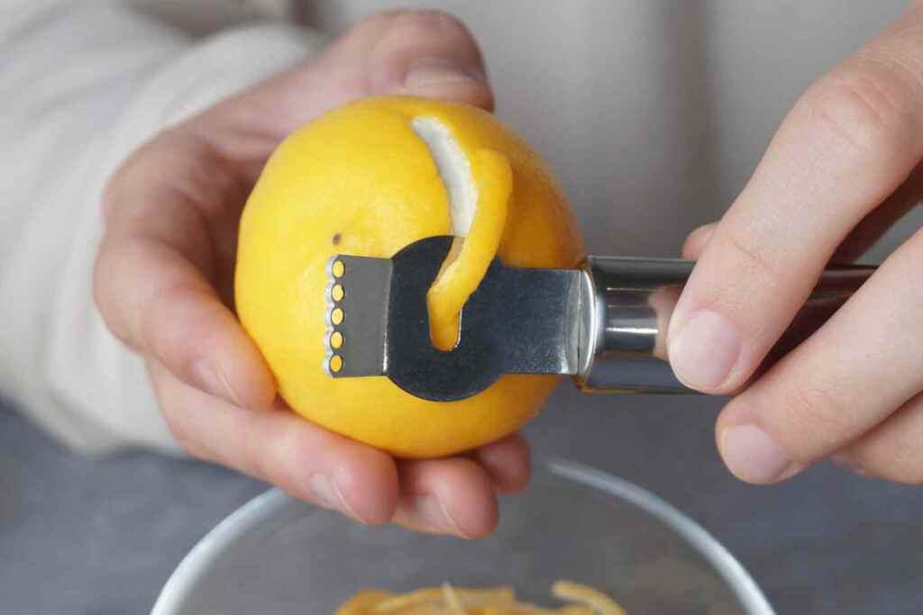 Non buttare più le bucce di limone: 10 modi geniali per riutilizzarle (che non conoscevi) 2 bucce di limone