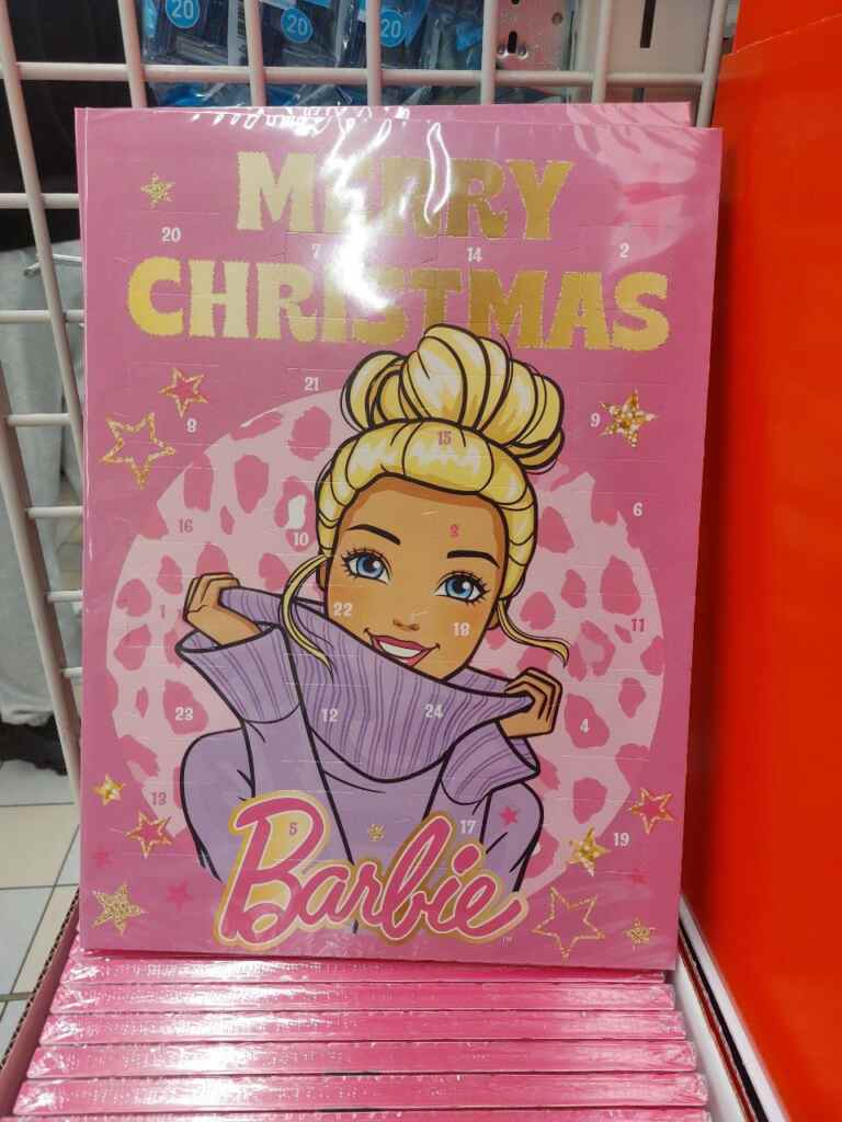 Da Barbie ai Minions: i calendari dell’Avvento che trovi da Eurospin sotto i 3 euro 3 calendario avvent barbie 768x1024 1