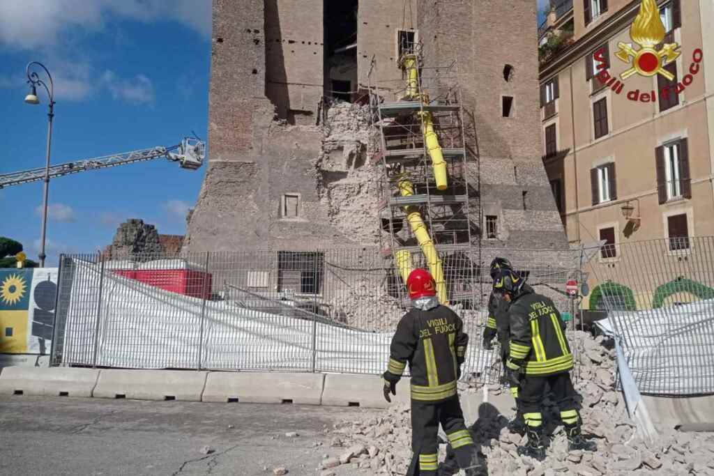 Nella Torre dei Conti crollata a Roma c’era amianto (poi bonificato): l’area dei Fori Imperiali resta sotto sequestro 2 crollo torre dei conti