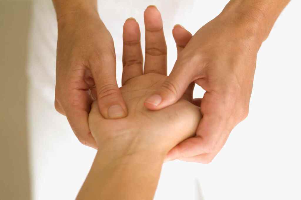 Punti di pressione: 3 massaggi che ti addormentano in pochi minuti (e che puoi fai da solo) 2 digitopressione