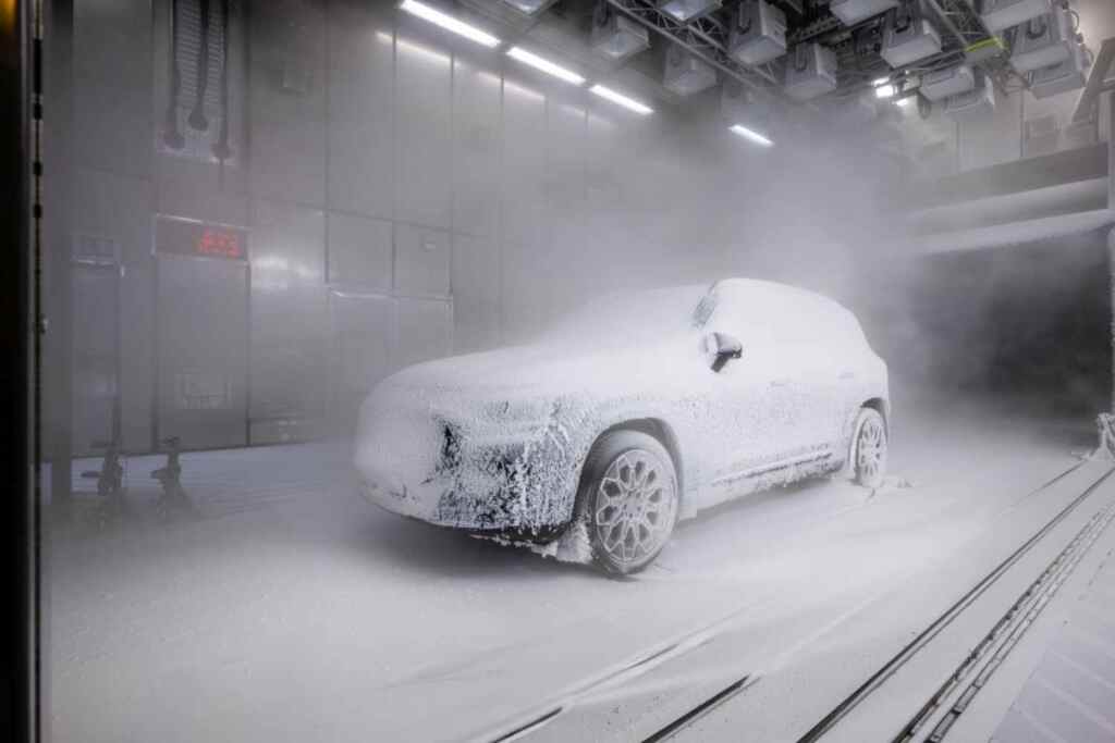 Svelate le immagini della nuova Mercedes-Benz GLB elettrica: il test col ghiaccio e temperature fino -40°C 2 mercedes GLB elettrica