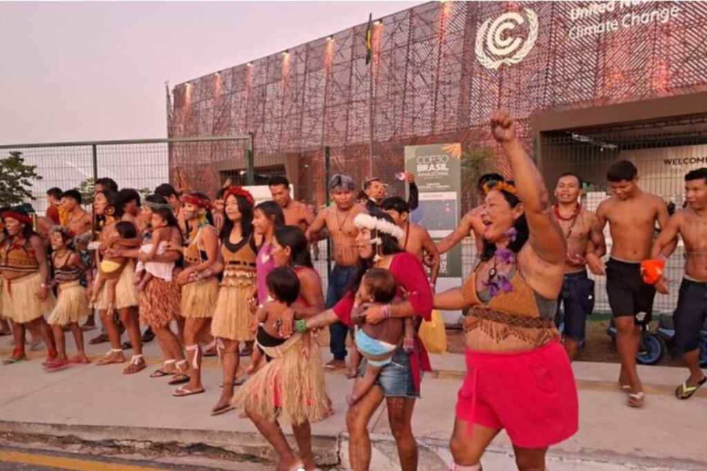 La protesta dei popoli indigeni alla COP30 ha funzionato! Il Brasile demarcherà le terre ancestrali dei Munduruku 2 protesta Munduruku