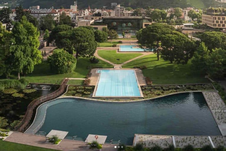 Fare il bagno e rilassarsi in montagna: le 10 migliori terme delle Alpi italiane 3 terme di merano.jpg