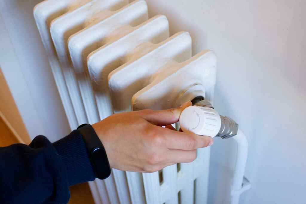 Le 10 regole d’oro per rendere i tuoi termosifoni più efficienti (e risparmiare sulla bolletta) 2 termosifoni