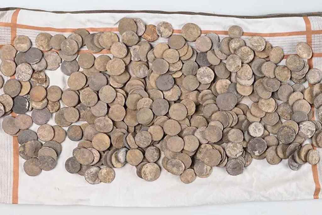 Col metal detector cacciatore di tesori scova oltre 450 monete dell’impero romano che cambiano la storia 2 tesoro romano