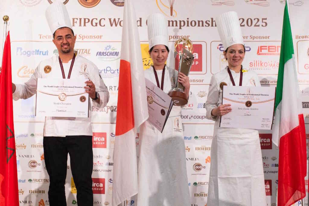 Incredibile a dirsi, ma il miglior tiramisù del mondo non è italiano: è il Giappone a conquistare la medaglia d’oro al World Trophy of Professional Tiramisù 2 campione del mondo di tiramisù 2025 giappone