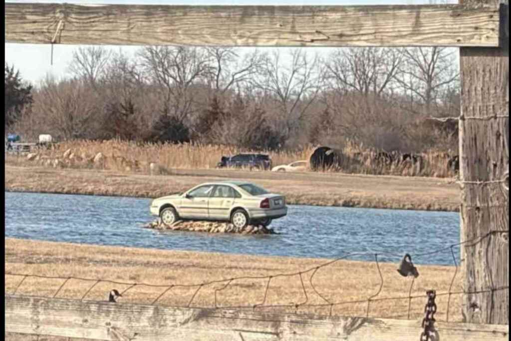 Volvo Island: la singolare isola nel lago di una ex miniera che ha solo un’auto parcheggiata lì da oltre un decennio 2 volvo island