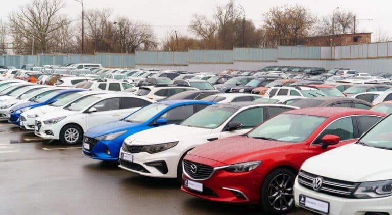 Auto usate online: 57% degli italiani si è imbattuto in annunci sospetti 2 Auto usate in vendita nel piazzale di una concessionaria.jpg