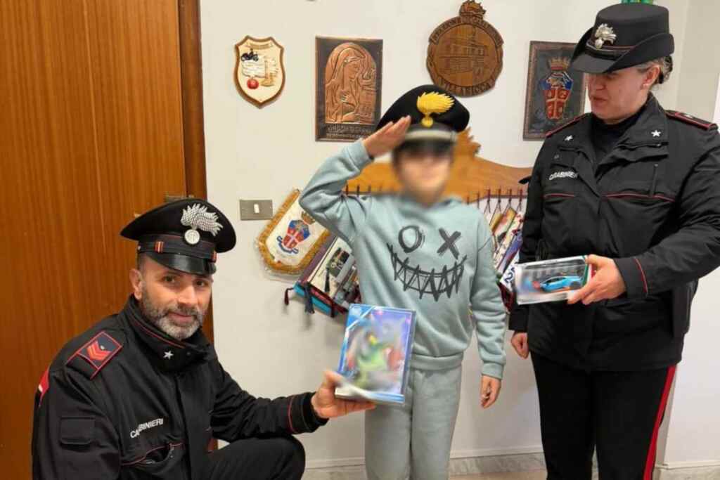 Orfano vende disegni