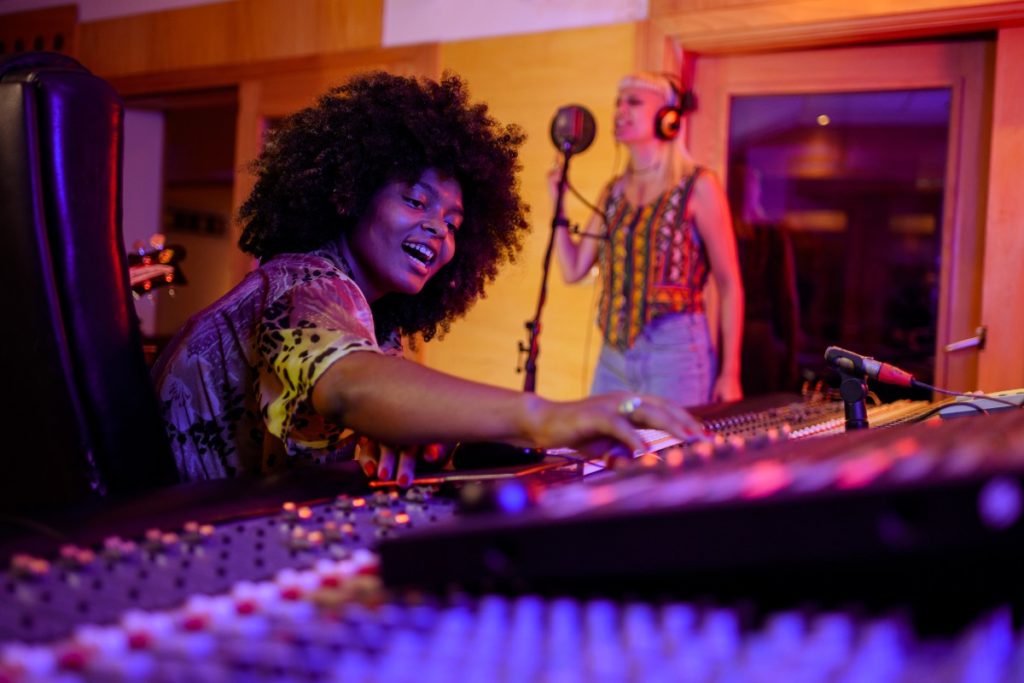 SH studio registrazione produttrice console cantante.jpg
