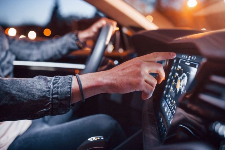 Aggiornamenti OTA auto: cosa sono, come funzionano 4 Sistema Infotainment Auto connessa e1743495186120.jpg