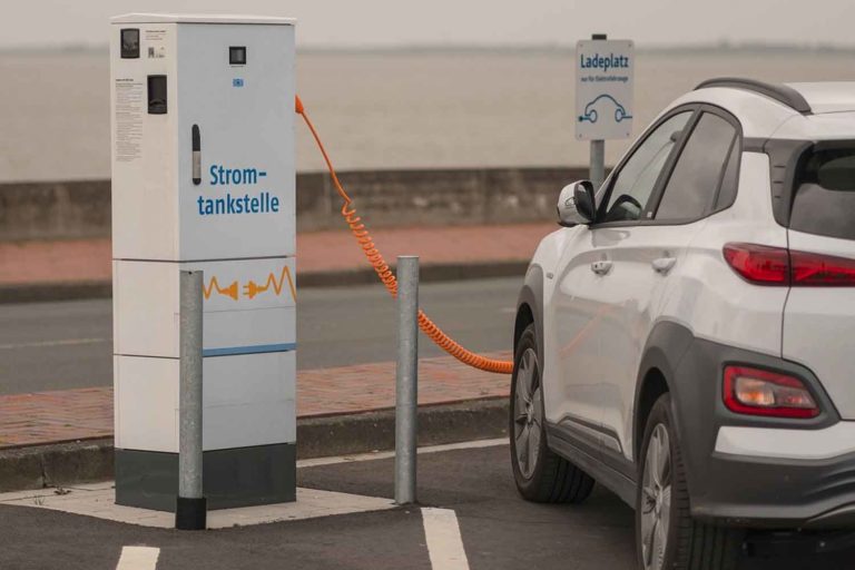 Come i veicoli elettrici possono alimentare le case e ridurre drasticamente le bollette energetiche, lo studio su Nature Energy 3 auto elettriche 1.jpg