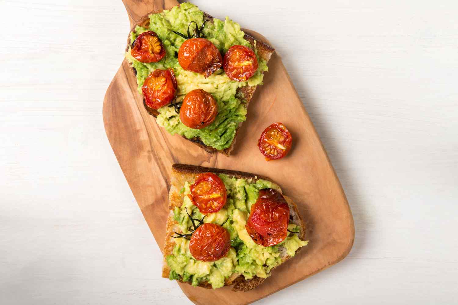 Menu vegetariano capodanno 2026: le ricette per il cenone di San Silvestro dall’antipasto al dolce 3 crostini avocado e pomodorini