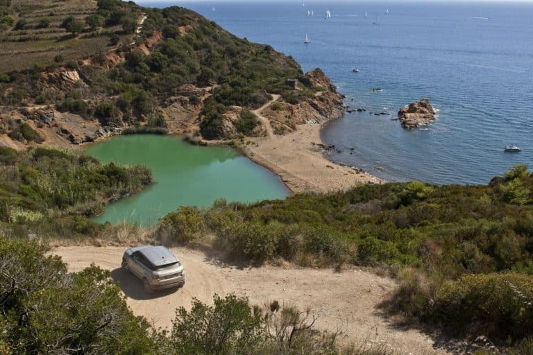 Odori in auto: come riconoscerli e prevenire i guasti 4 discesa scaled.jpg