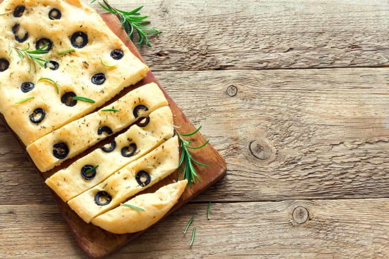 Menu vegetariano per il giorno di Natale per stupire anche chi mangia carne 2 focaccia rustica con rosmarino e olive.jpg
