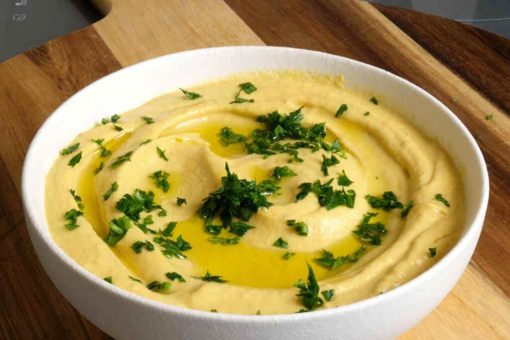 Hummus di riciclo: la ricetta che ti svolta l’aperitivo e salva le verdure avanzate 2 hummus di riciclo