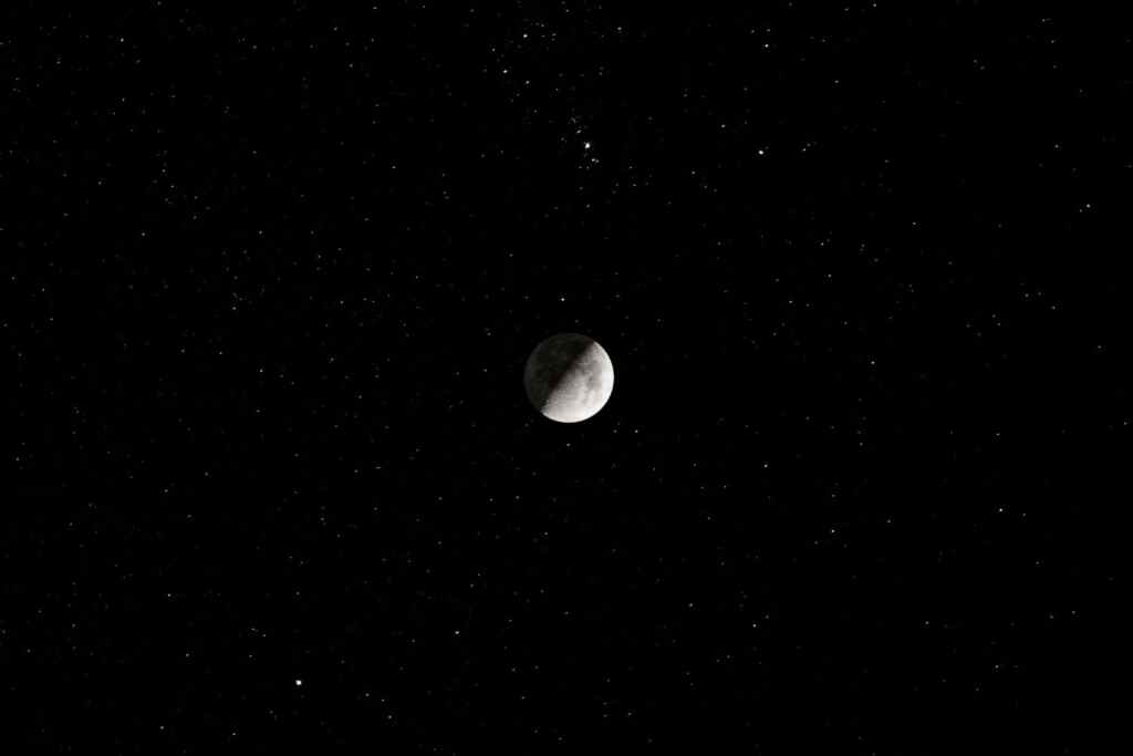 bacio luna pleiadi 31 dicembre 2025