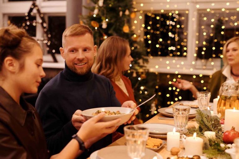 Gli argomenti di cui parlare e da NON tirare fuori al Pranzo di Natale (e sono più di quanto pensi) 2 pranzo di Natale.jpg