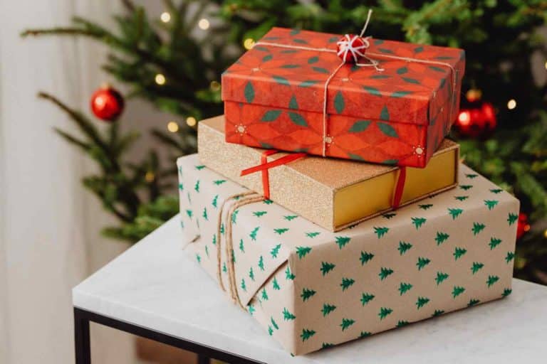 Dove si butta la carta dei regali di Natale con o senza il nastro adesivo o lo scotch? 2 regali.jpg