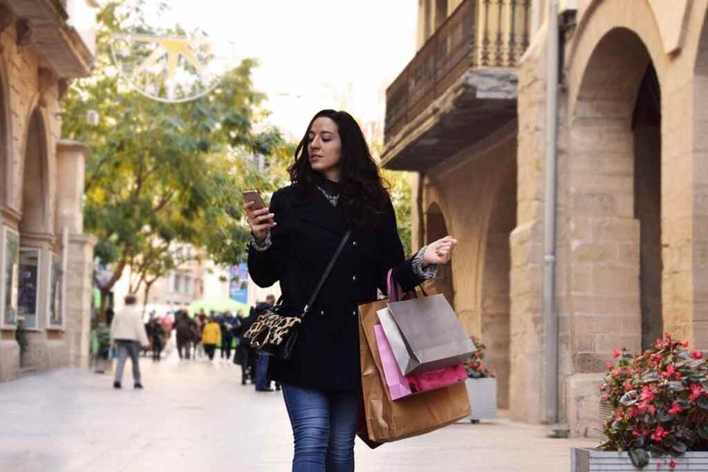 Triste o stressato? Perché lo shopping da 1 euro è la nuova (e pericolosa) terapia antistress 2 shopping