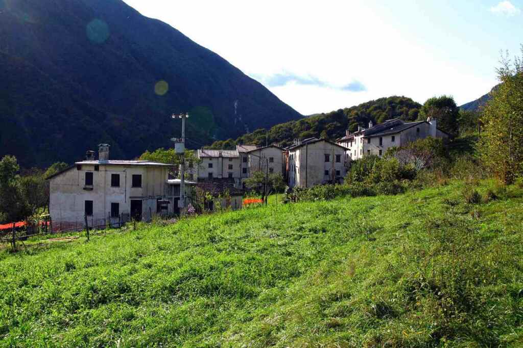 Questo borgo del Friuli è il più isolato d’Italia: si raggiunge solo con 50 minuti di trekking 2 stavoli