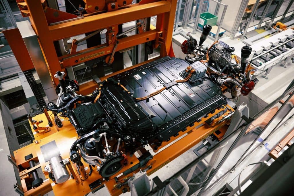 Copertina Produzione auto elettrica con assemblaggio batteria al litio scaled e1739528477117.jpg