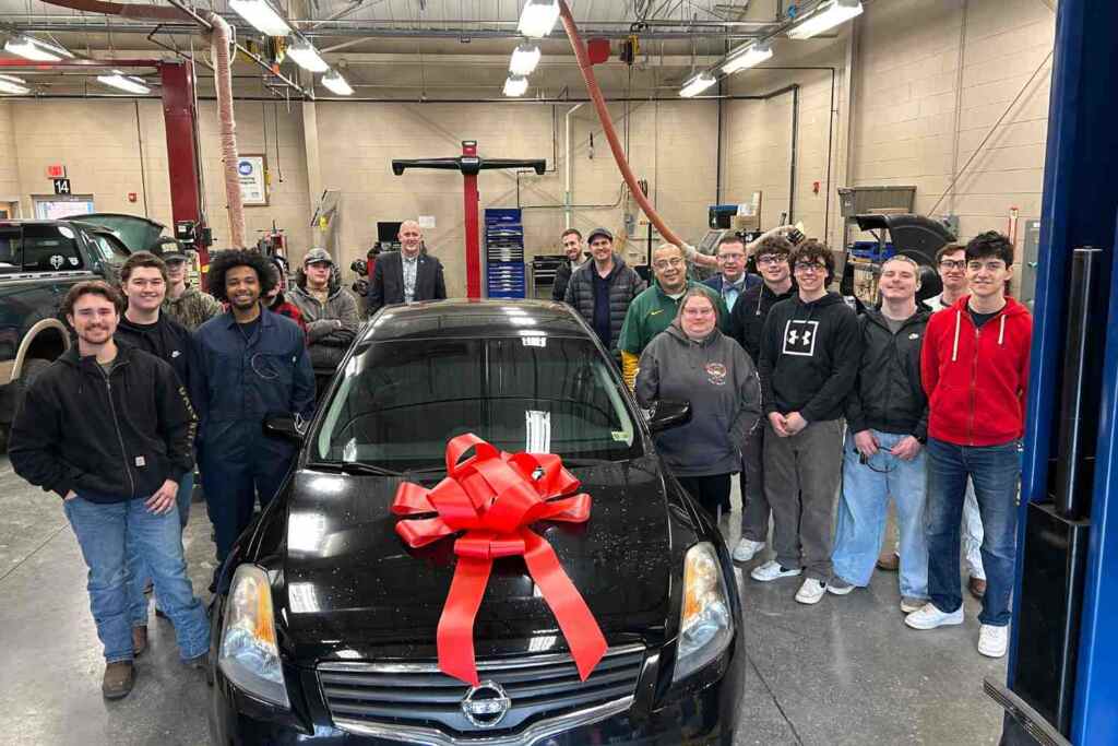 Questi giovani studenti riparano le auto usate e le donano alle madre single (cambiando la loro vita) 2 Riparano auto