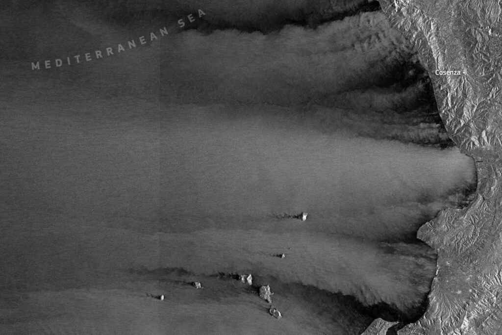 Questa immagine satellitare svela i devastanti effetti del ciclone Harry sul mar Tirreno (e il ruolo prezioso delle montagne) 2 Satellite Harry