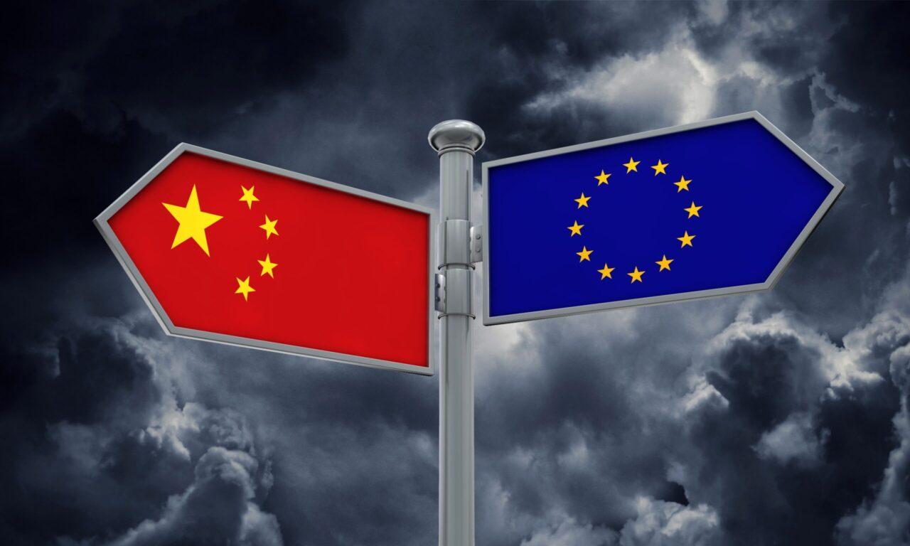 Accordo UE-Cina sui prezzi auto elettriche: come stanno le cose? 1 UE vs Cina scaled e1730233056417.jpg